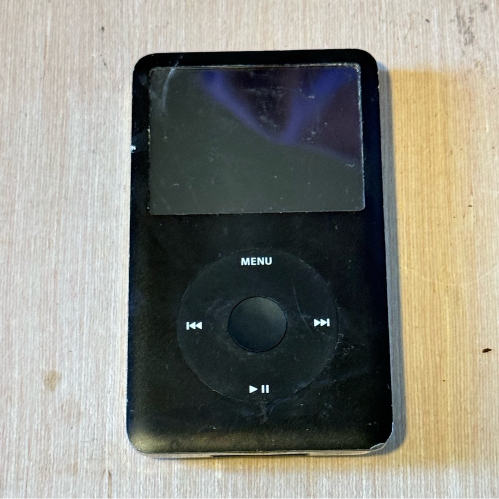 iPod Classic Model:A1238 Black 6thGEN 80GB  “BROKEN WONT POWER ON” No Charg Read